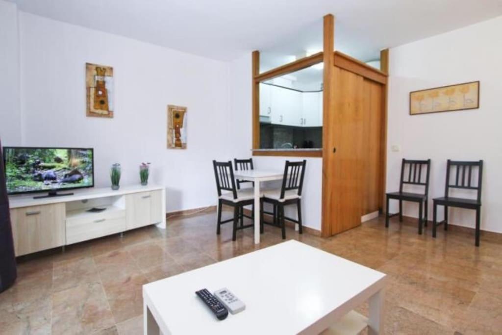 White - 100 M Beach, Wifi, Pool, 6 Pax *