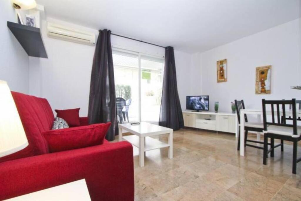 White - 100 M Beach, Wifi, Pool, 6 Pax Appartement