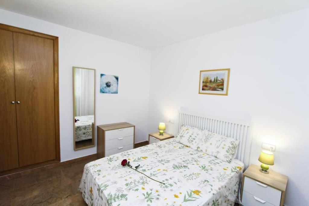 White - 100 M Beach, Wifi, Pool, 6 Pax Appartement *